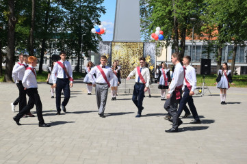 велижские выпускники станцевали вальс на центральной площади города - фото - 14