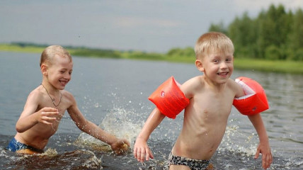 комиссия по делам несовершеннолетних и защите их прав просит не оставлять детей без присмотра на воде и вблизи водоёмов - фото - 1