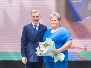 губернатор Смоленской области Василий Анохин наградил Ивбуль Наталью Викторовну почётным знаком Смоленской области «Материнская слава» - фото - 7