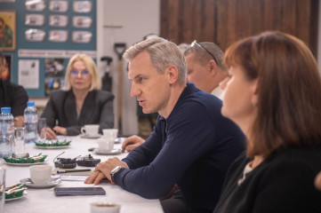 василий Анохин в Велижском округе встретился с нашими защитниками, демобилизованными участниками СВО, семьями бойцов - фото - 7