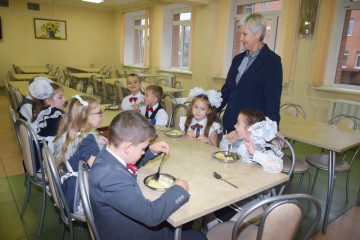 глава округа проконтролировала организацию питания в средней школе №1 г.Велижа - фото - 11