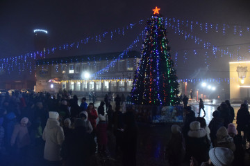 сегодня на центральной площади торжественно зажглась главная ёлка города - фото - 6