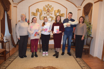 глава округа вручила сертификаты семьям - фото - 4