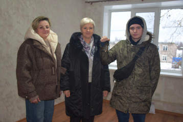 вручили ключи от квартиры - фото - 1