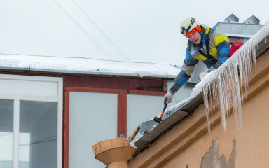 памятка по электробезопасности при очистке крыш от снега - фото - 1